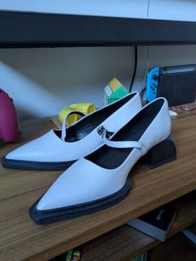 Vagabond White Pointed Mary Jane Block Heel Pumps